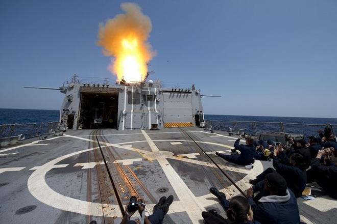 Cận cảnh chiến hạm Mustin của Mỹ vừa đi sát Đá Vành Khăn ở Biển Đông